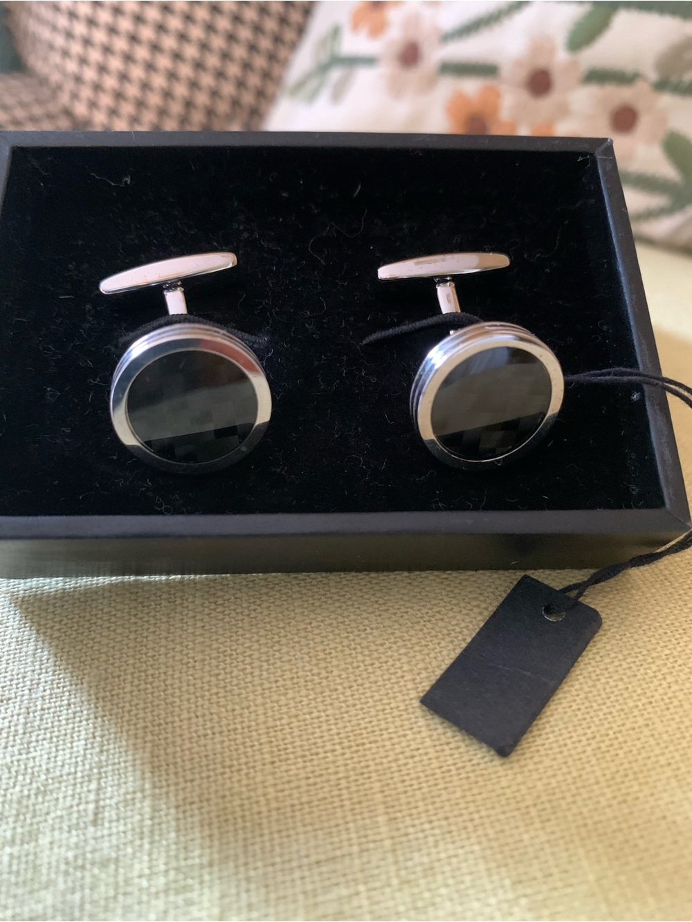 HUGO BOSS Mens Round Black Carbon Fiber Cufflinks with Silver Trim- NEW IN BOX - Picture 4 of 7